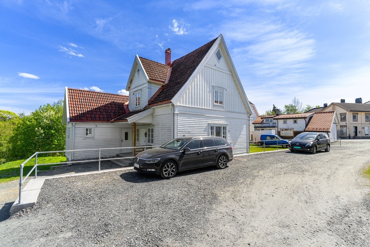 Det er flere parkeringsplasser utenfor. Galleribilde