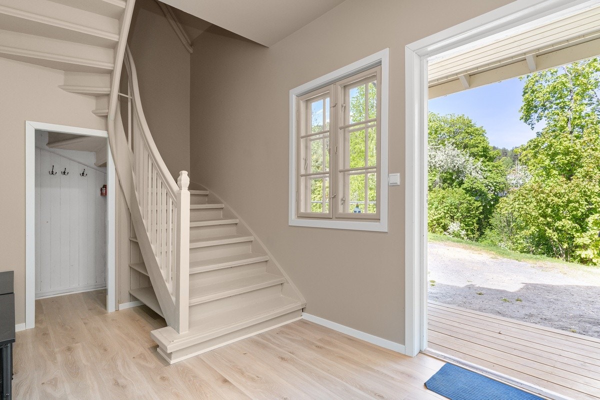 Velkommen inn. Her kan man låse seg inn med Yale Doorman (automatisk kodelås). Galleribilde