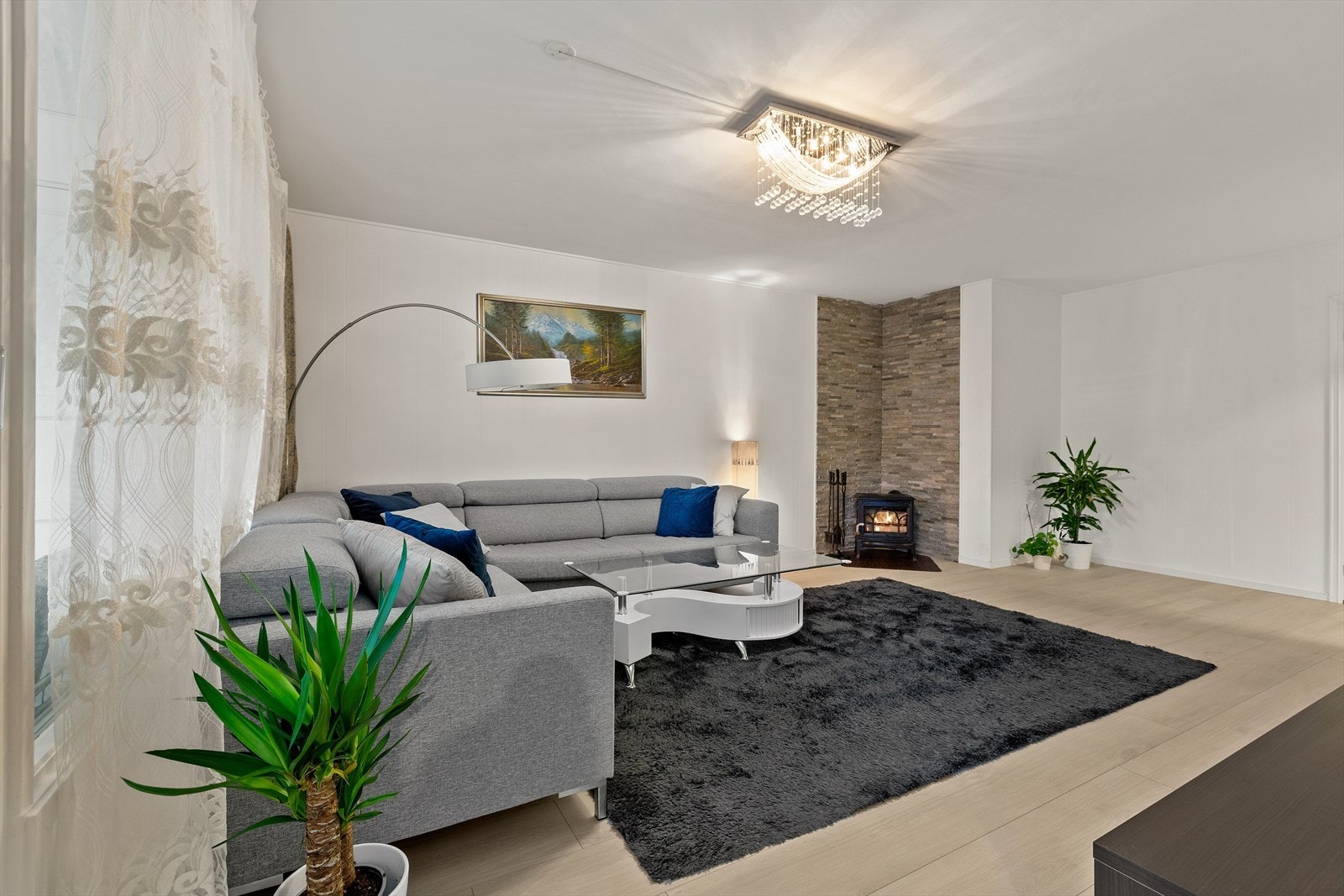 Stuen har et areal på 24 m² og lukket ilsted for lun og energibesparende oppvarming. Galleribilde