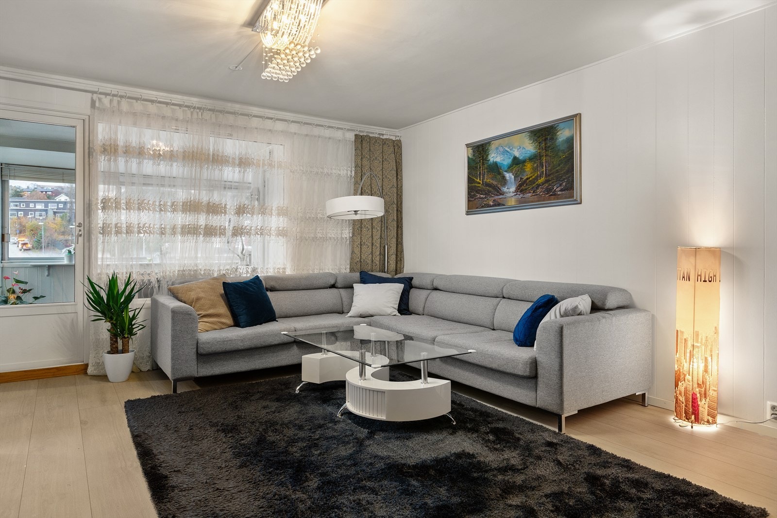 Med leiligheten følger det en bod på balkongen og to praktiske kjellerboder for lagring. Galleribilde