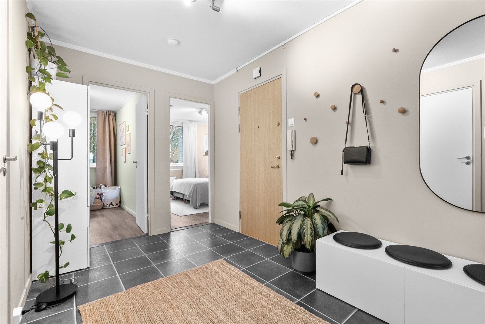 Smart planløsning og plass til både sko- og yttertøy i entréen. Galleribilde