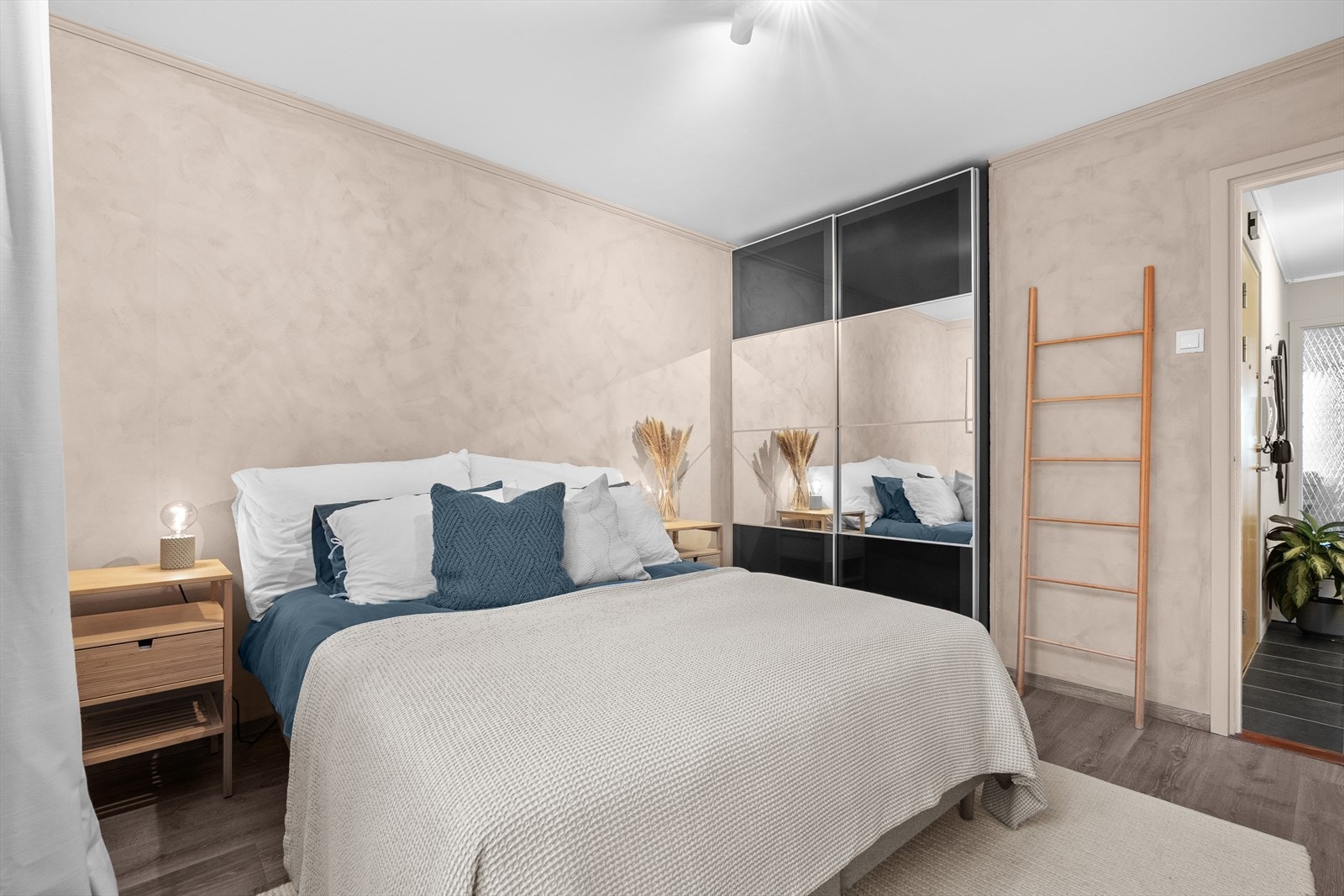 Lyst og romslig hovedsoverom med plass til dobbeltseng og garderobe. Galleribilde