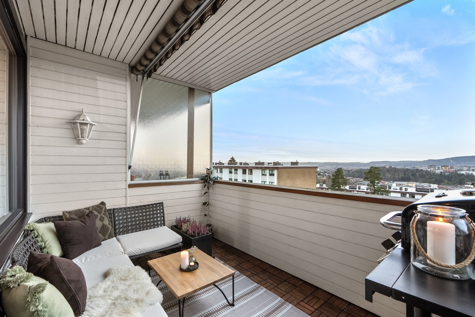 Balkong med nydelig utsikt og sol på ettermiddag og kveld. Galleribilde