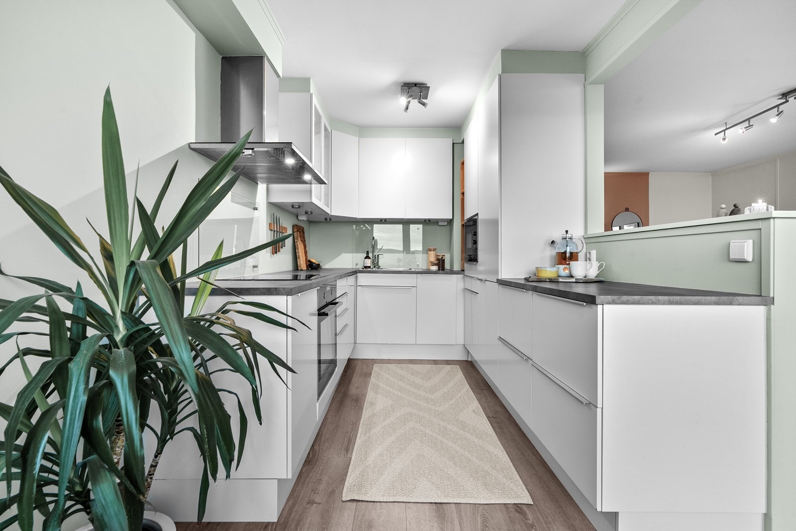 Moderne og delvis åpen kjøkkenløsning med integrerte hvitevarer og gode arbeidsflater. Galleribilde