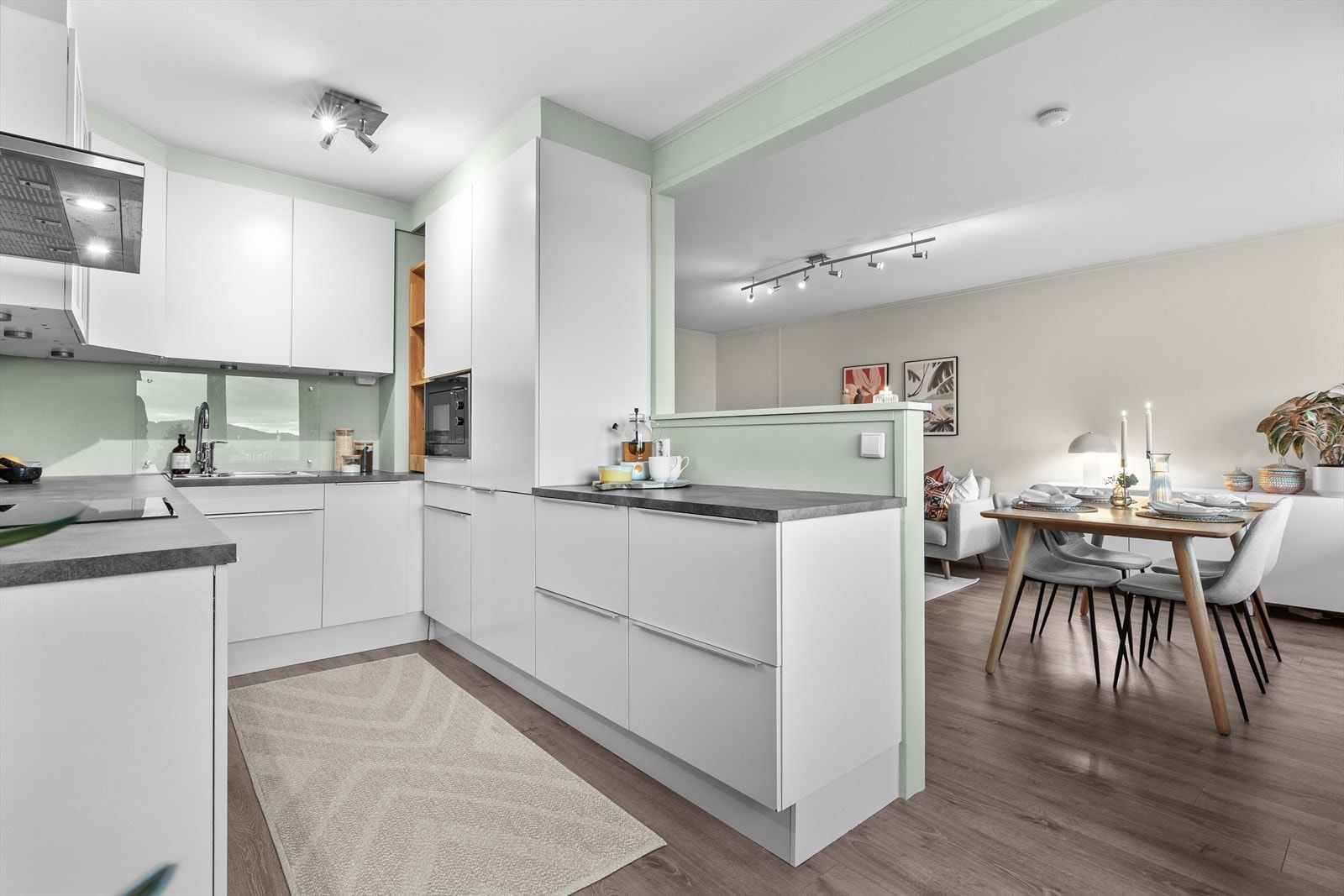 Integrerte hvitevarer som kjøl/frys, oppvaskmaskin, stekeovn og microbølgeovn medfølger salget. Galleribilde