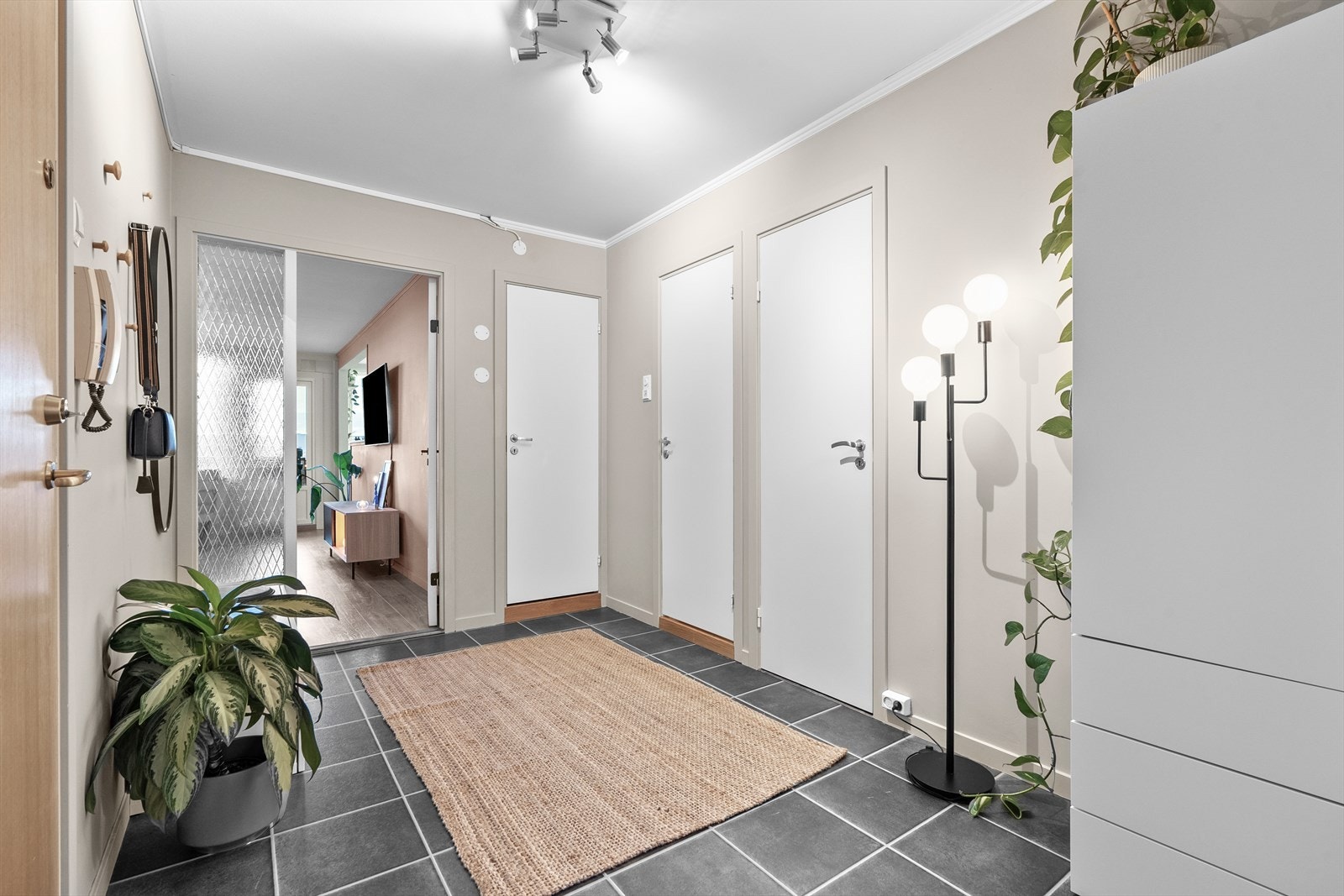 Lys og romslig entré med plass til garderobe og enkel adkomst til flere rom. Galleribilde