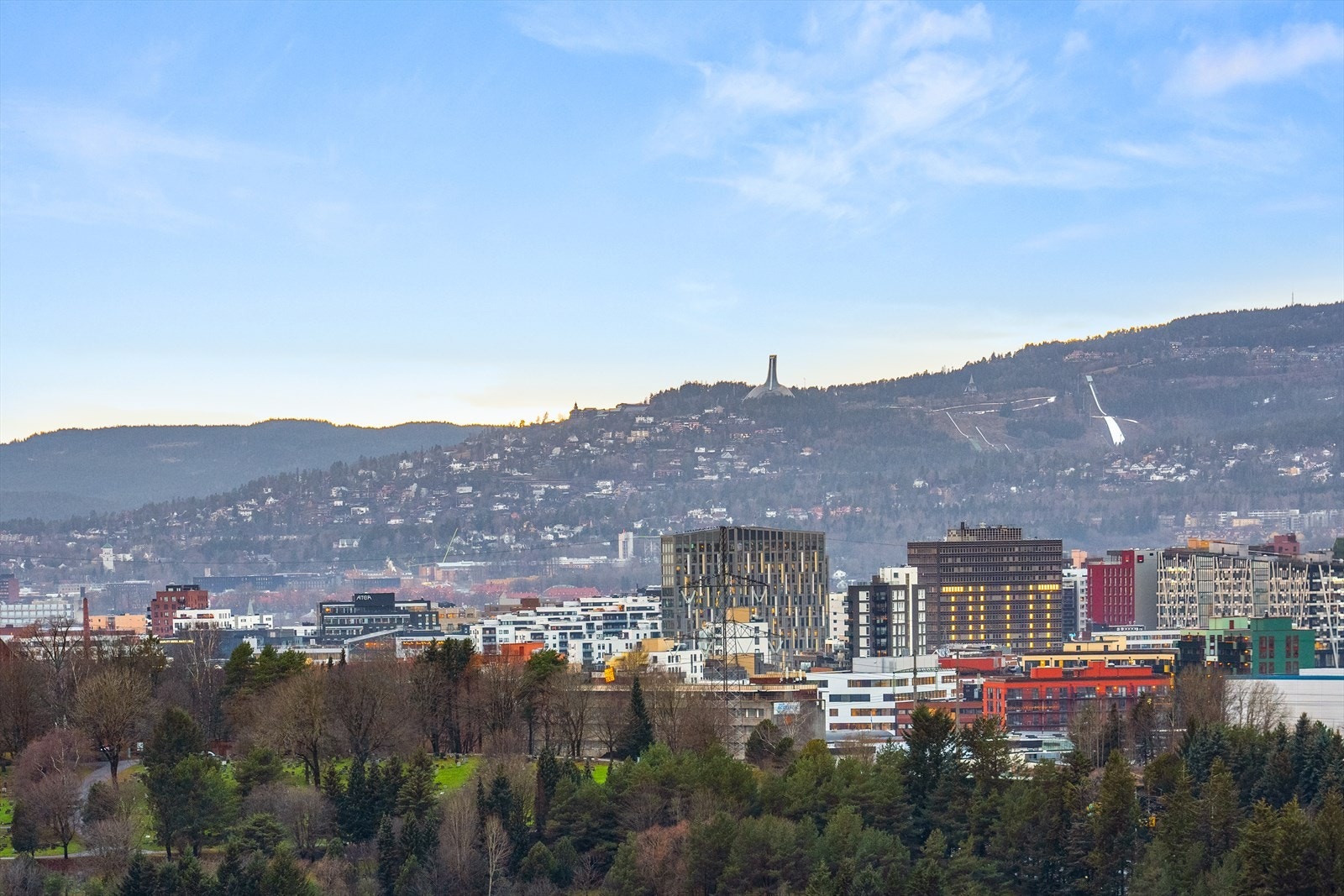 Utsikt mot Holmenkollen og sol helt til den går ned. Galleribilde