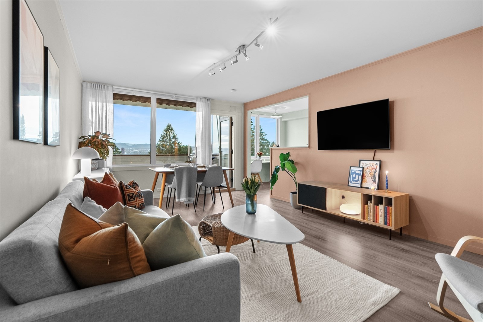 Lys og luftig stue med store vindusflater og utgang til nordvestvendt balkong. Galleribilde