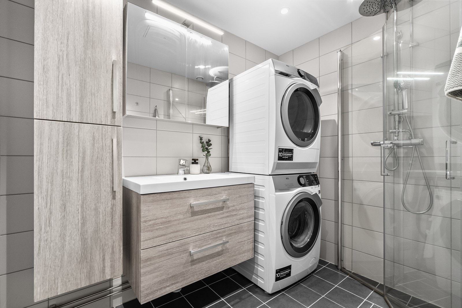 Flislagt bad med dusjhjørne, varmekabler og stilren innredning. Galleribilde