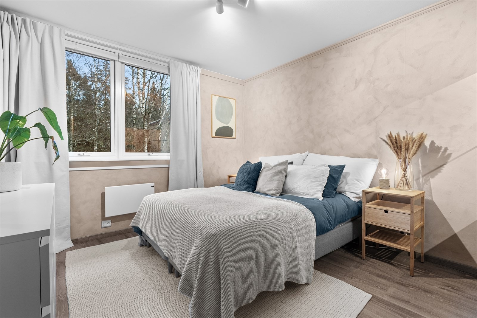 Behagelig soverom med moderne farger og vindu mot rolig område. Galleribilde