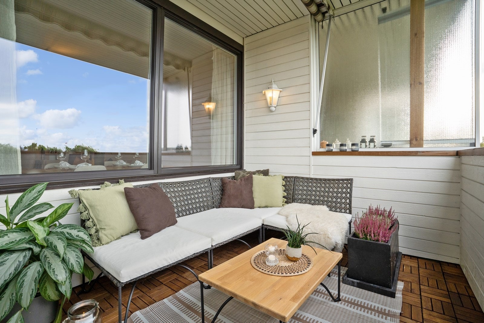 Uteplassen fungerer som et ekstra oppholdsrom store deler av året. Det er også mulig å innglassere balkongen. Galleribilde