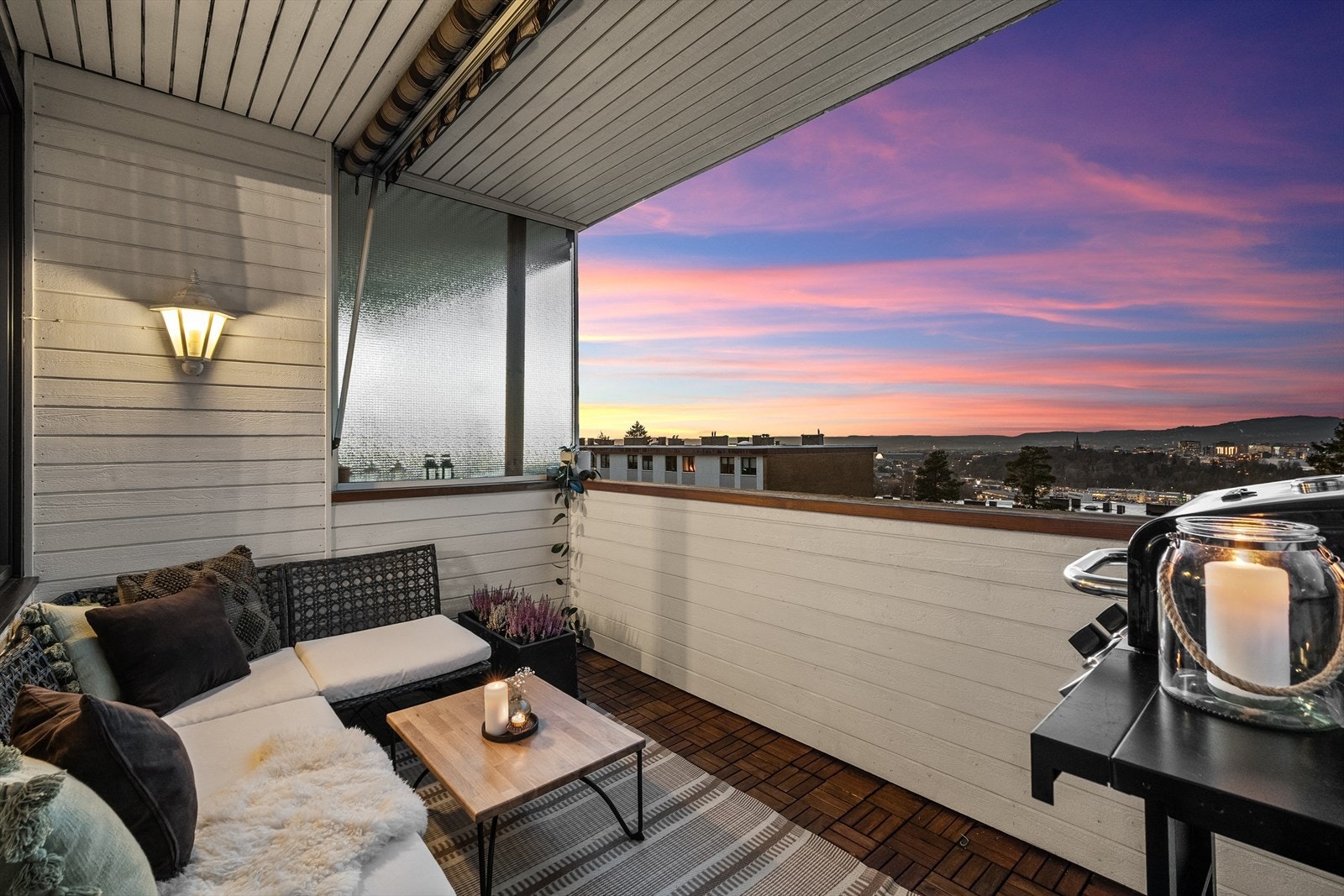 Skjermet balkong med markise og plass til utemøbler. Galleribilde