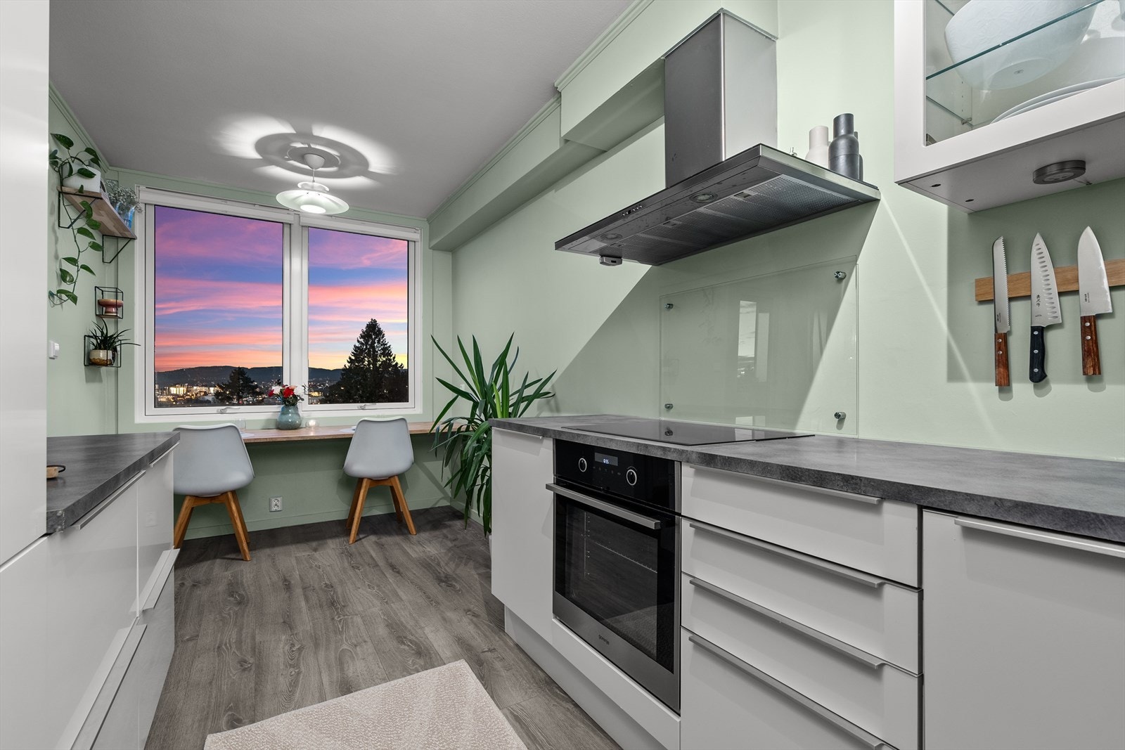 Her er det valgt en koselig benkeløsning hvor man kan nyte utsikten. Galleribilde