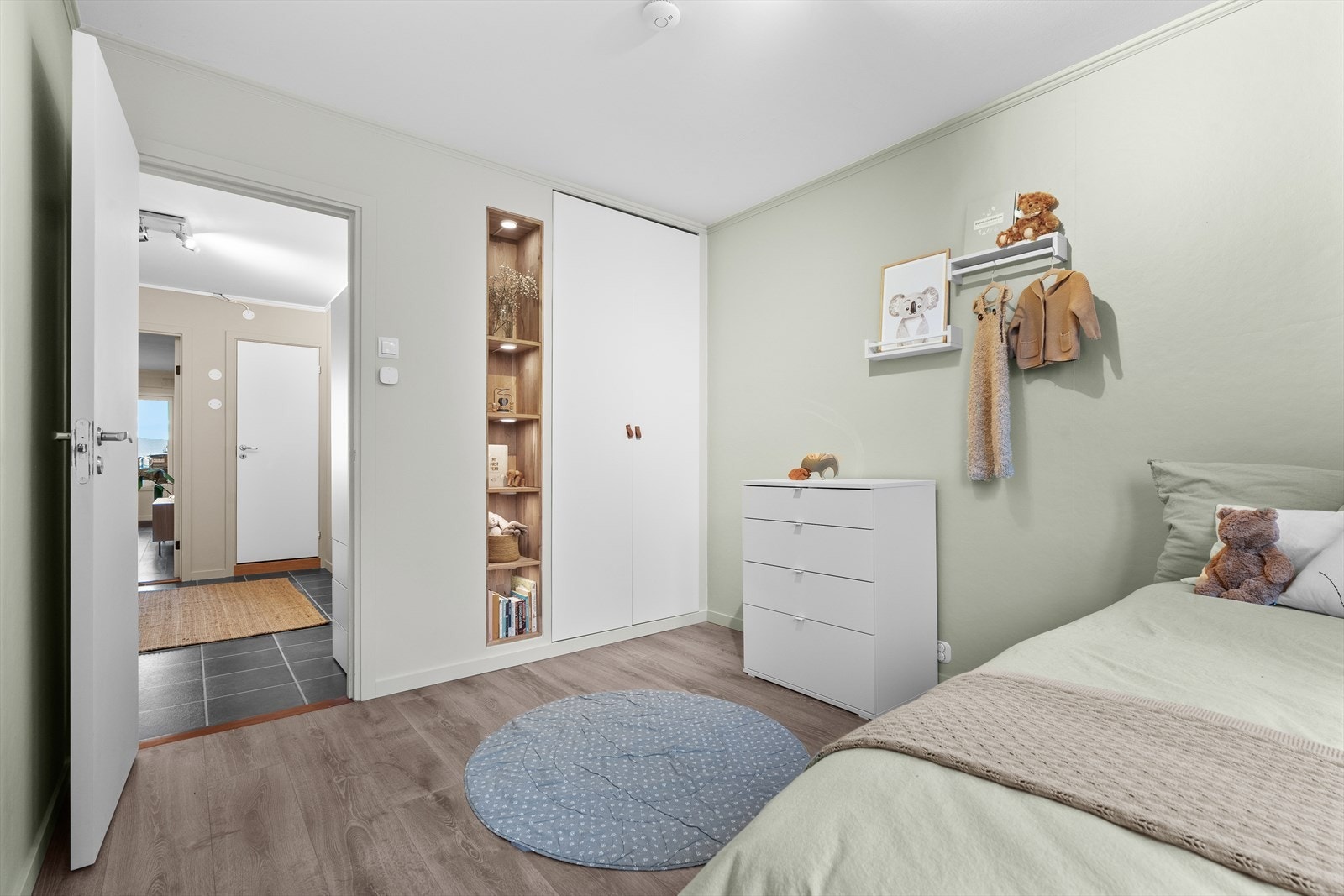 Praktisk innredet med integrert garderobeskap og god planløsning. Galleribilde