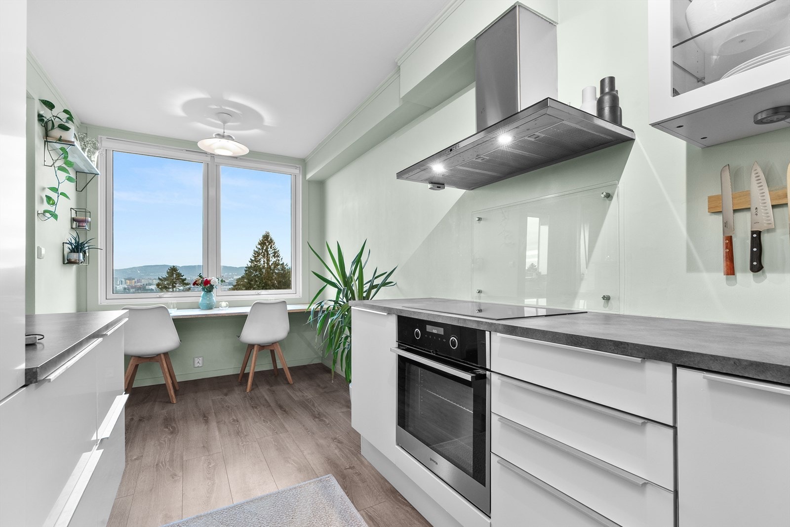 Kjøkkenet har slette fronter, laminatbenk og plass til frokostbord. Galleribilde