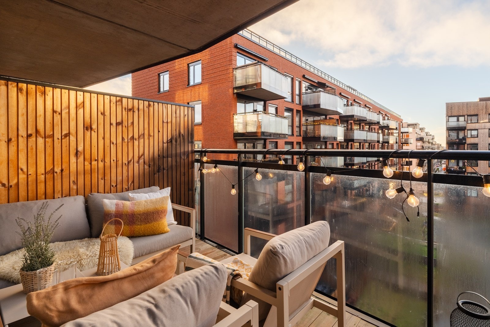 Dette er en nyere og gjennomgående 4-roms leilighet med god standard og sørvestvendt balkong på 6.5m² Galleribilde