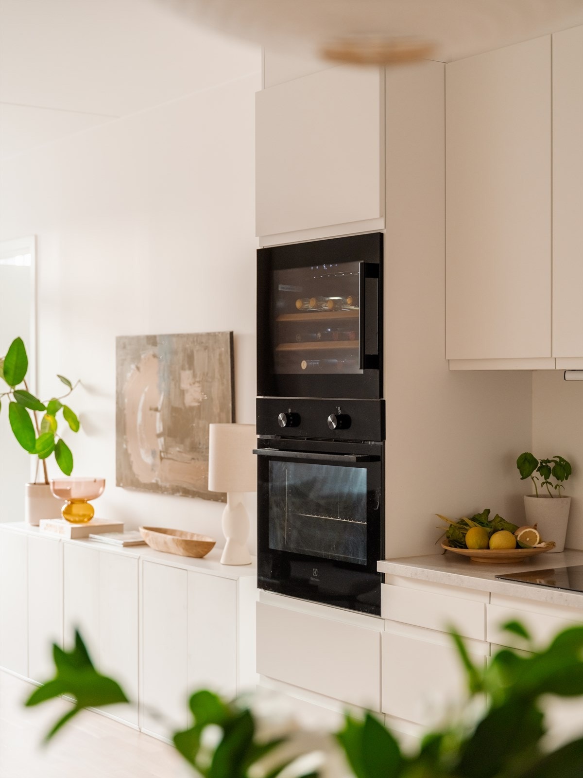 Integrert vinskap, i tillegg til kjøl/fryseskap og oppvaskmaskin. Galleribilde