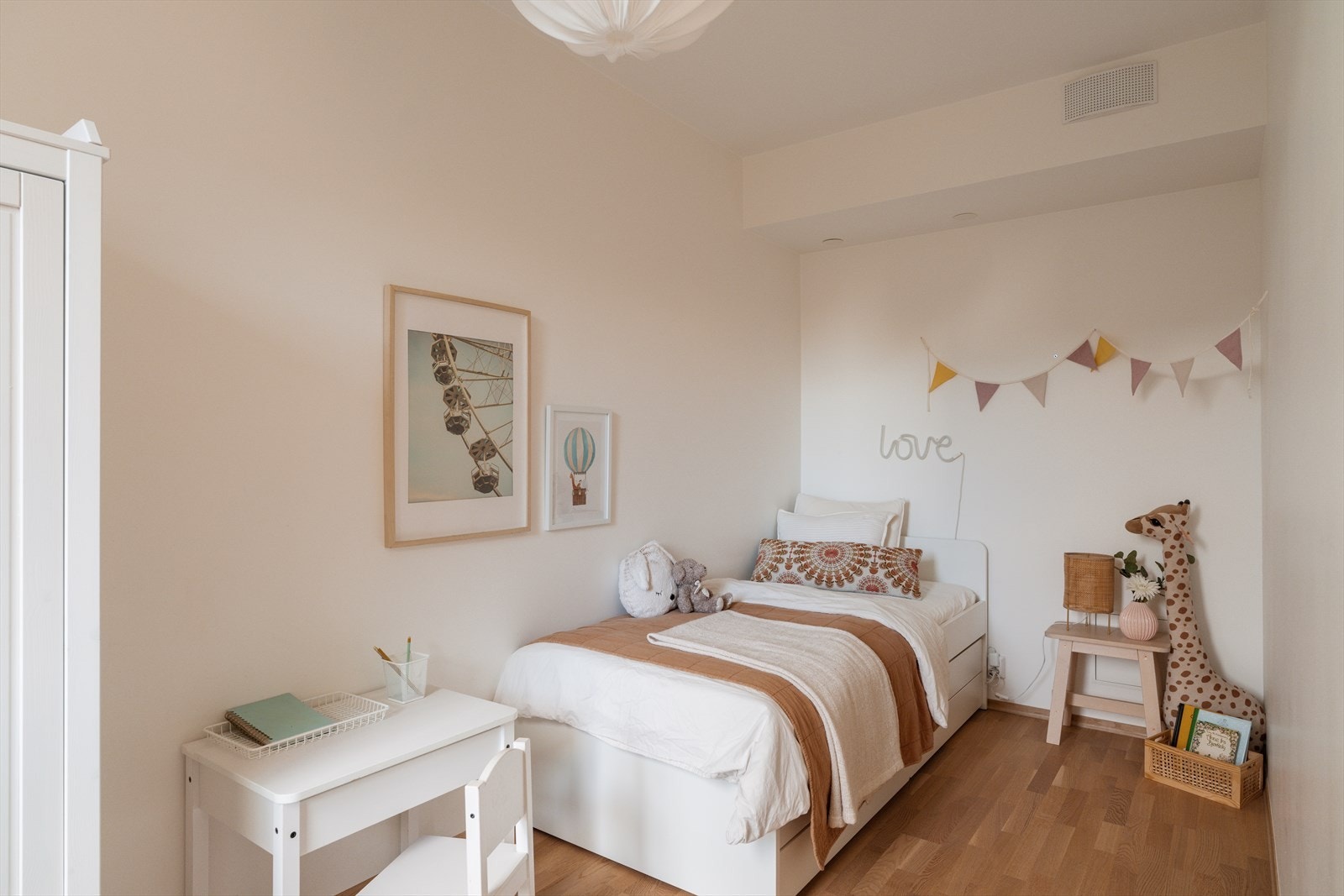 Det andre soverommet egner seg godt som barnerom, gjesterom eller kontor. Galleribilde