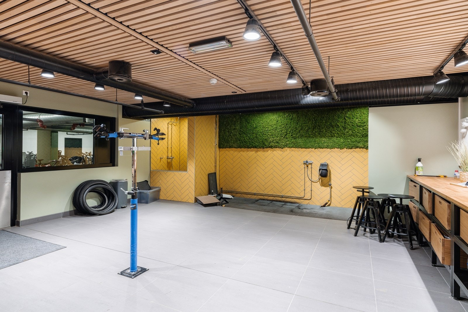 I tillegg finnes det et eget sykkelverksted for enklere vedlikehold. Galleribilde