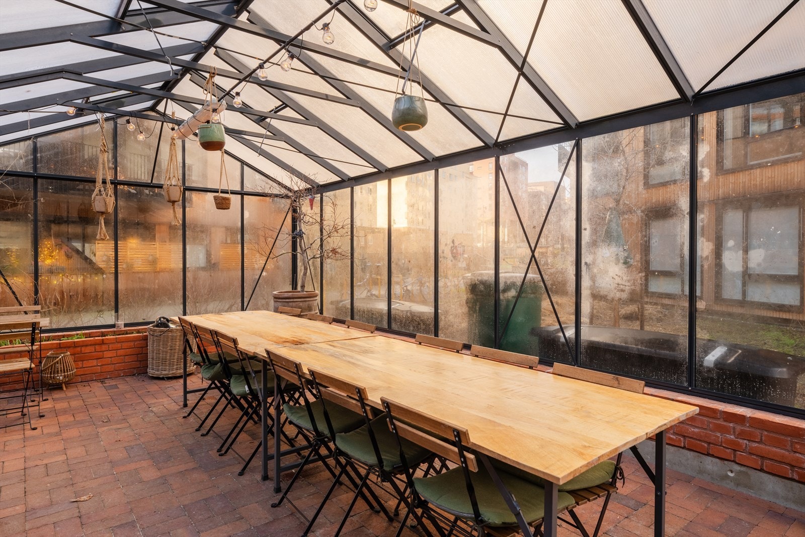 Fellesarealene inkluderer også et veksthus for beboerne. Galleribilde