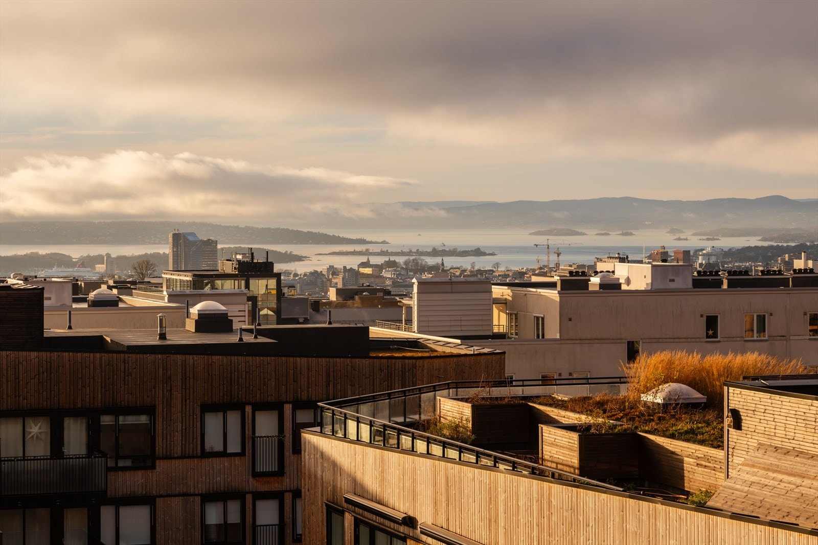Fra takterrassen er det fantastisk utsikt mot Oslofjorden. Galleribilde