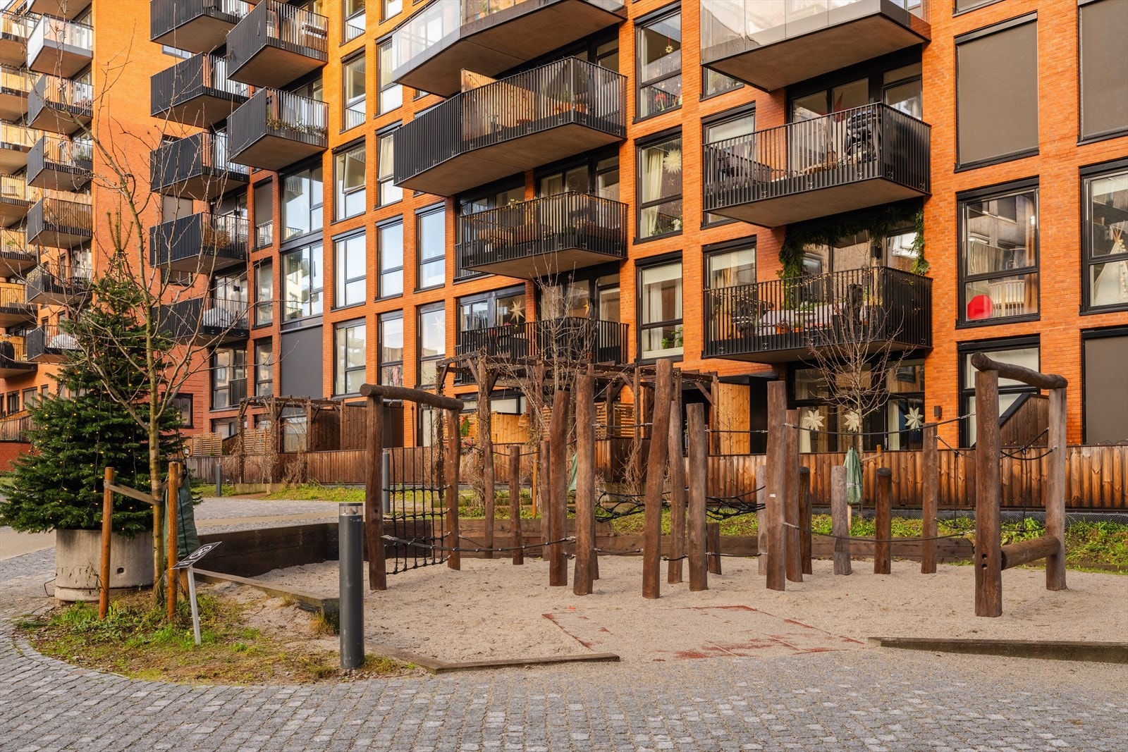 Lekeplass på fellesområdet gjør dette til et familievennlig boområde. Galleribilde