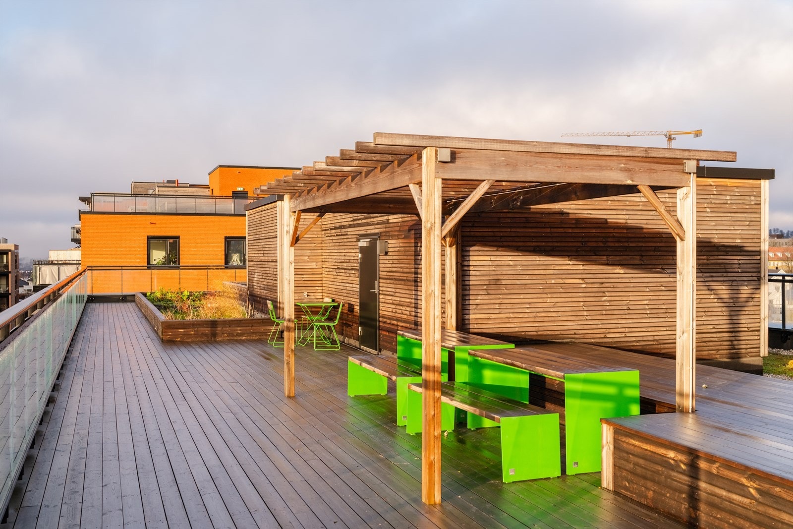 Takterrassen er møblert med flere sittegrupper og pergola. Galleribilde