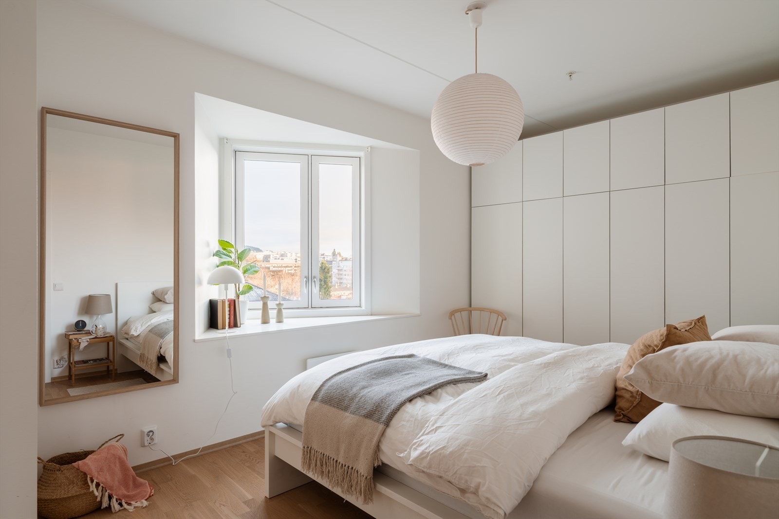 Leiligheten har tre soverom. Hovedsoverommet har god plass til dobbeltseng. Galleribilde