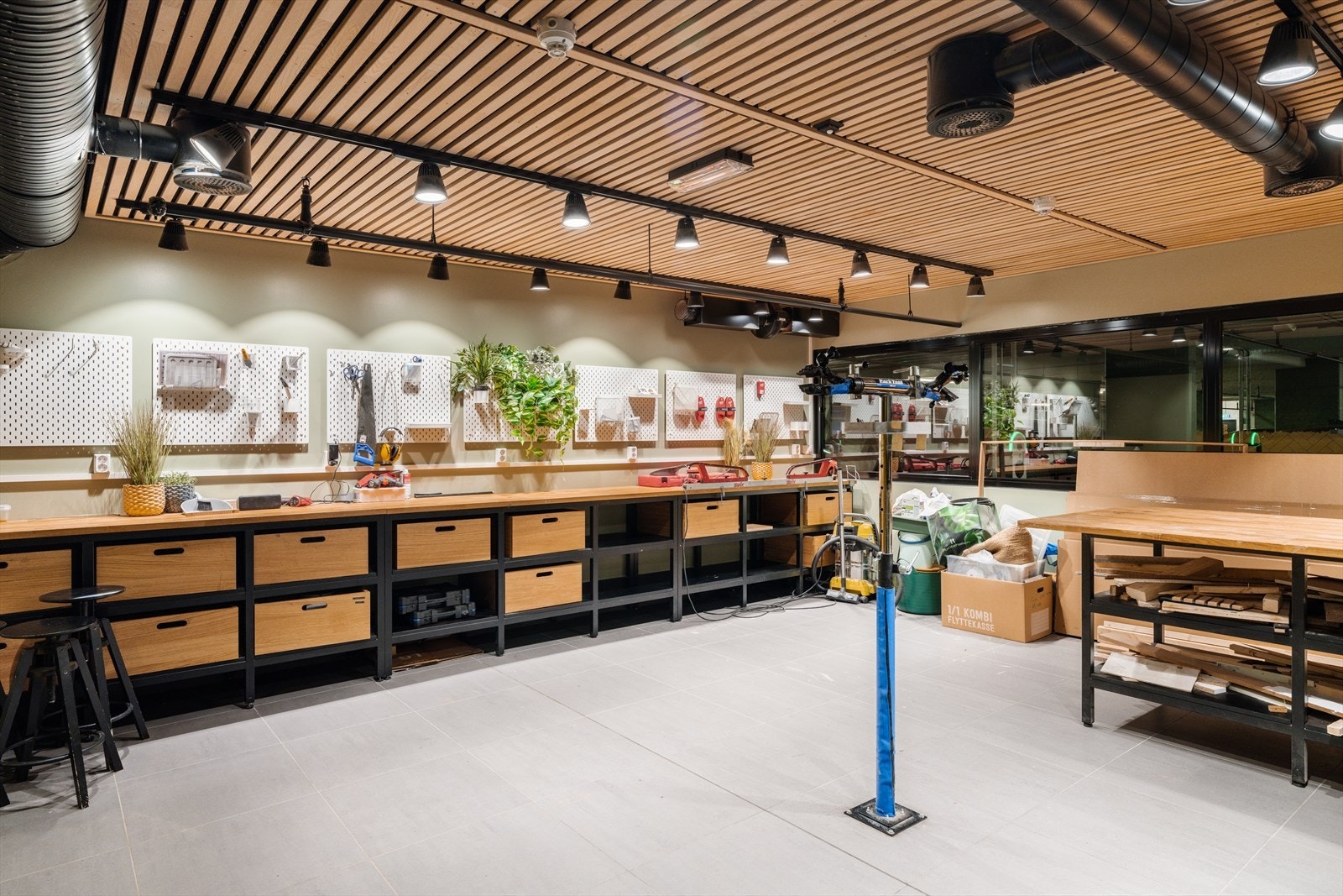 Borettslaget har et felles hobbyrom som beboerne kan benytte. Galleribilde