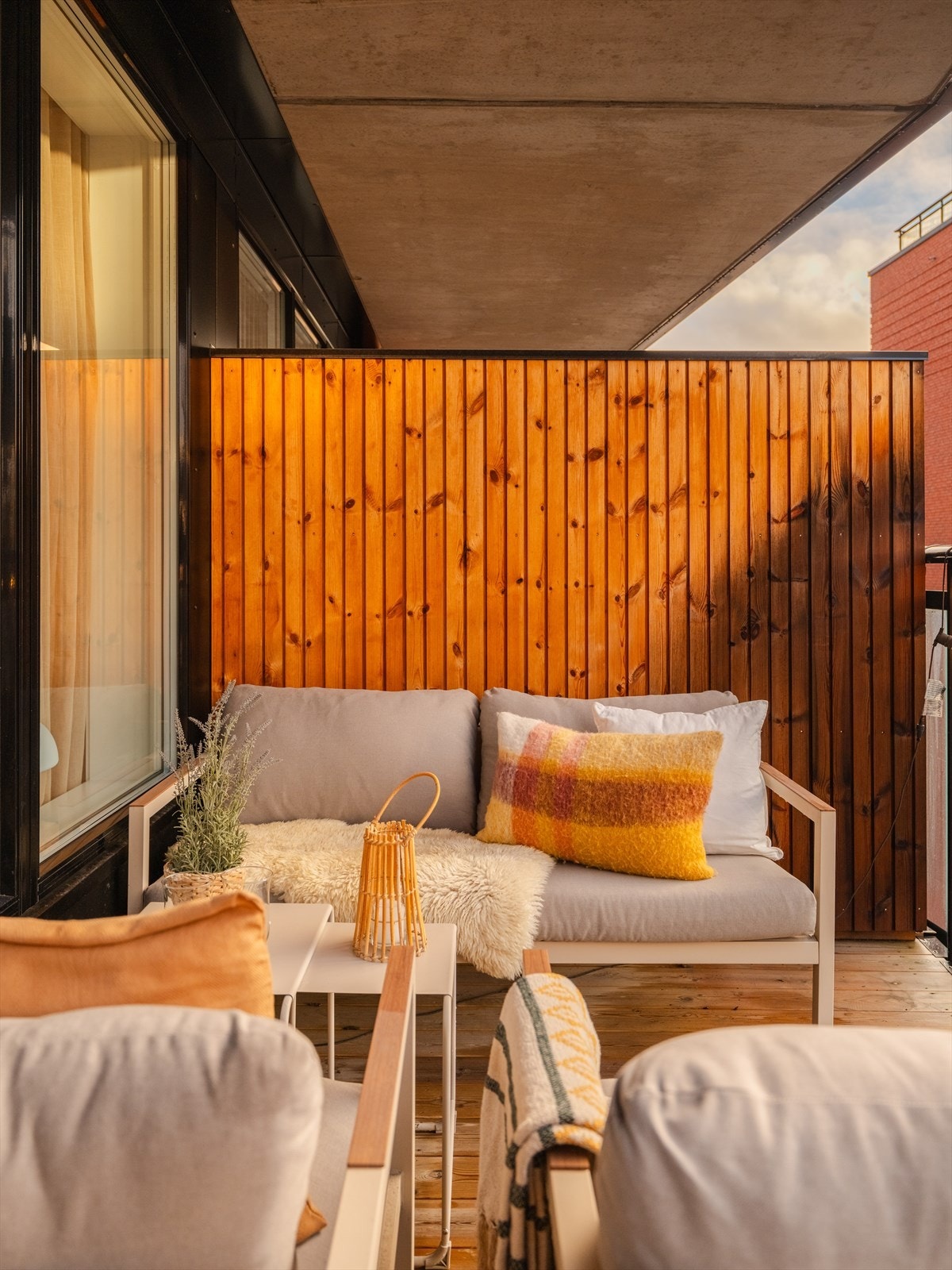 En levegg i trepanel gir skjerming mot naboen. Galleribilde