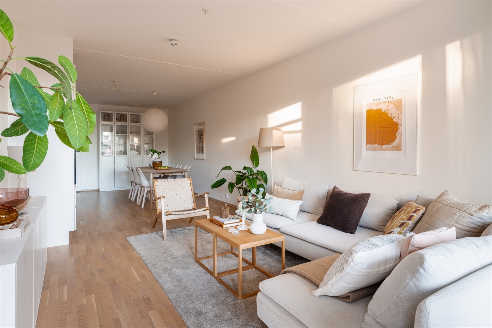 Den åpne løsningen gir fleksible møbleringsmuligheter for både sofagruppe og spisebord. Galleribilde