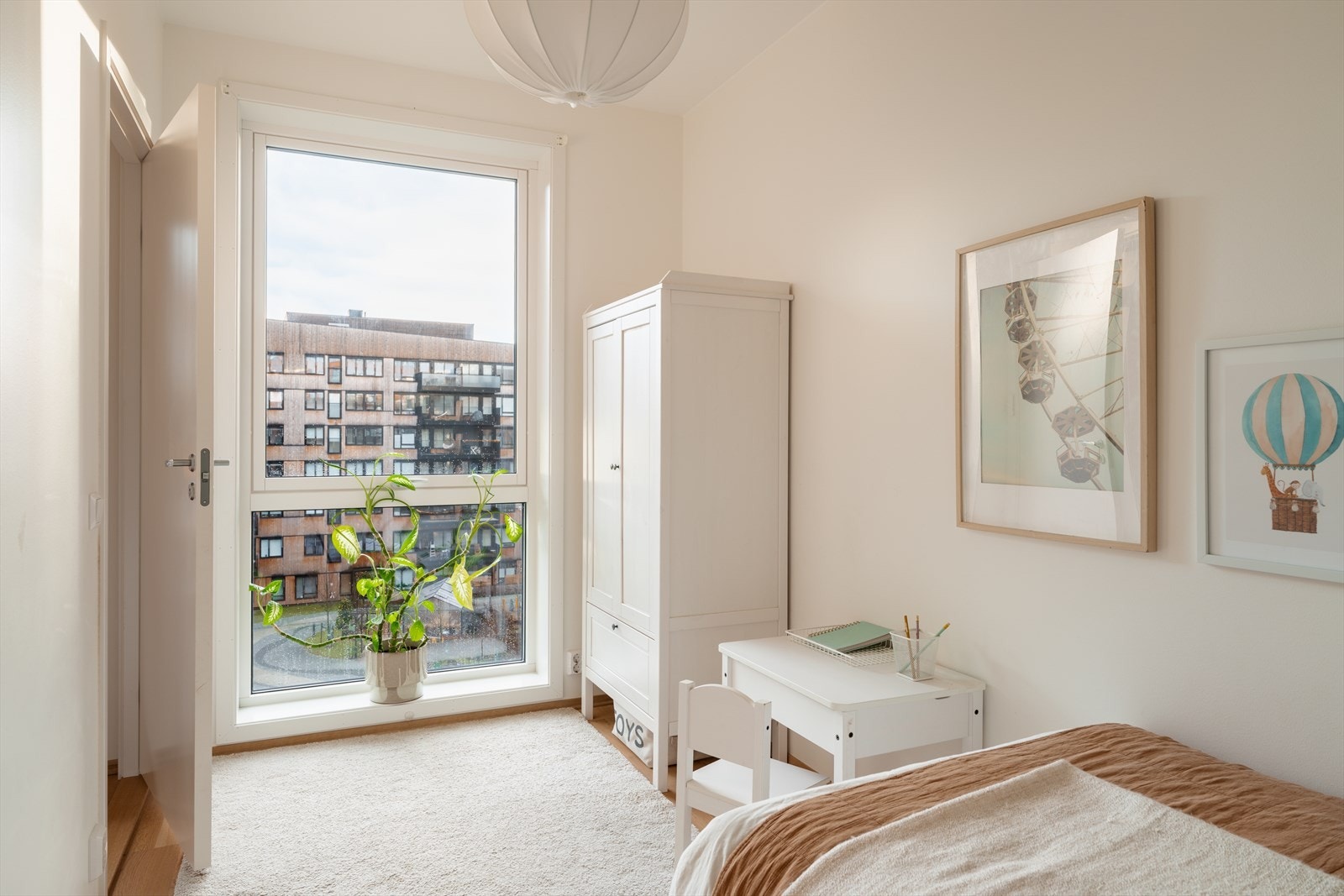 Soverommet vender inn mot den stille og rolig bakgården. Galleribilde