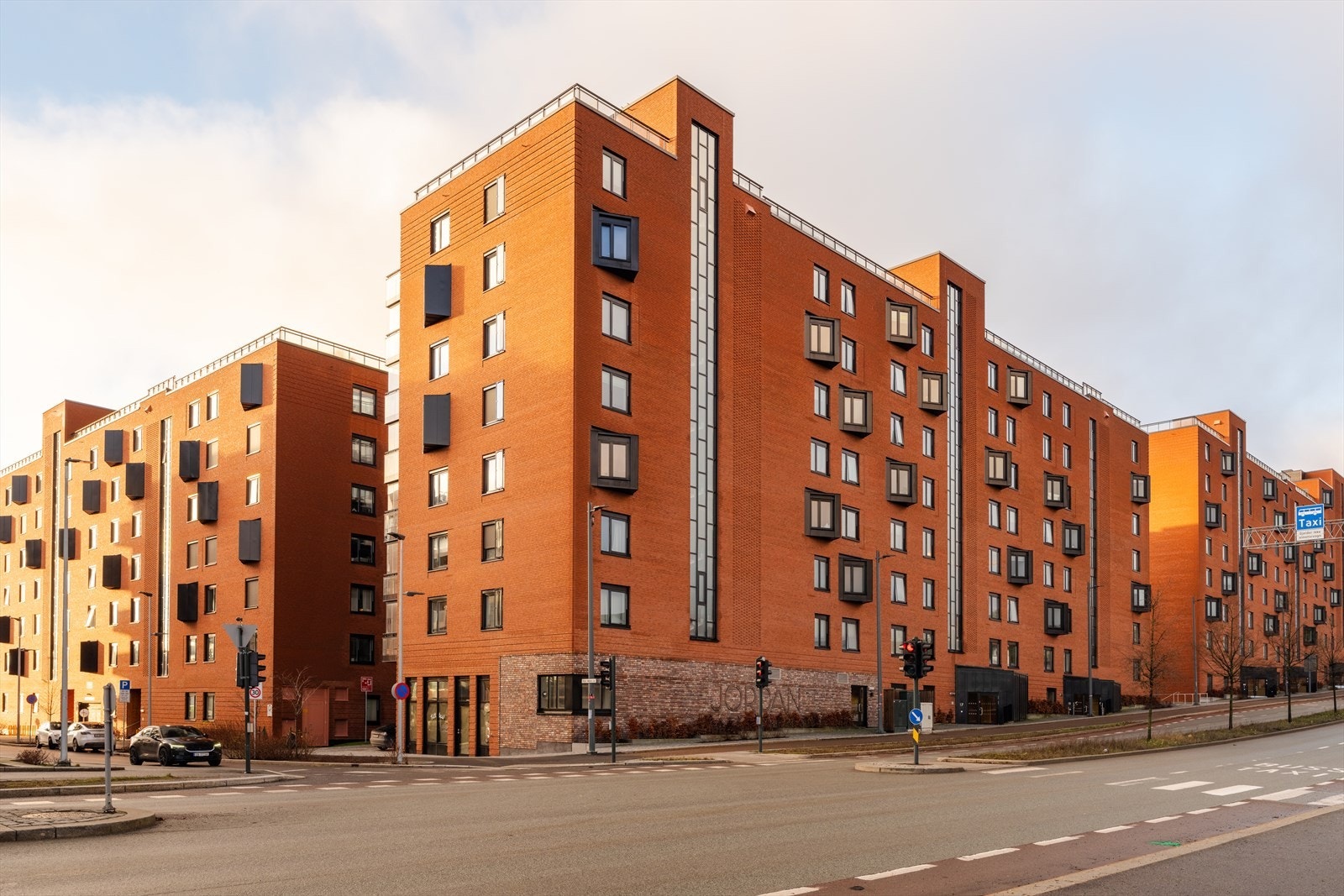 Bygget har en moderne arkitektur med fasade forblendet med teglstein. Galleribilde