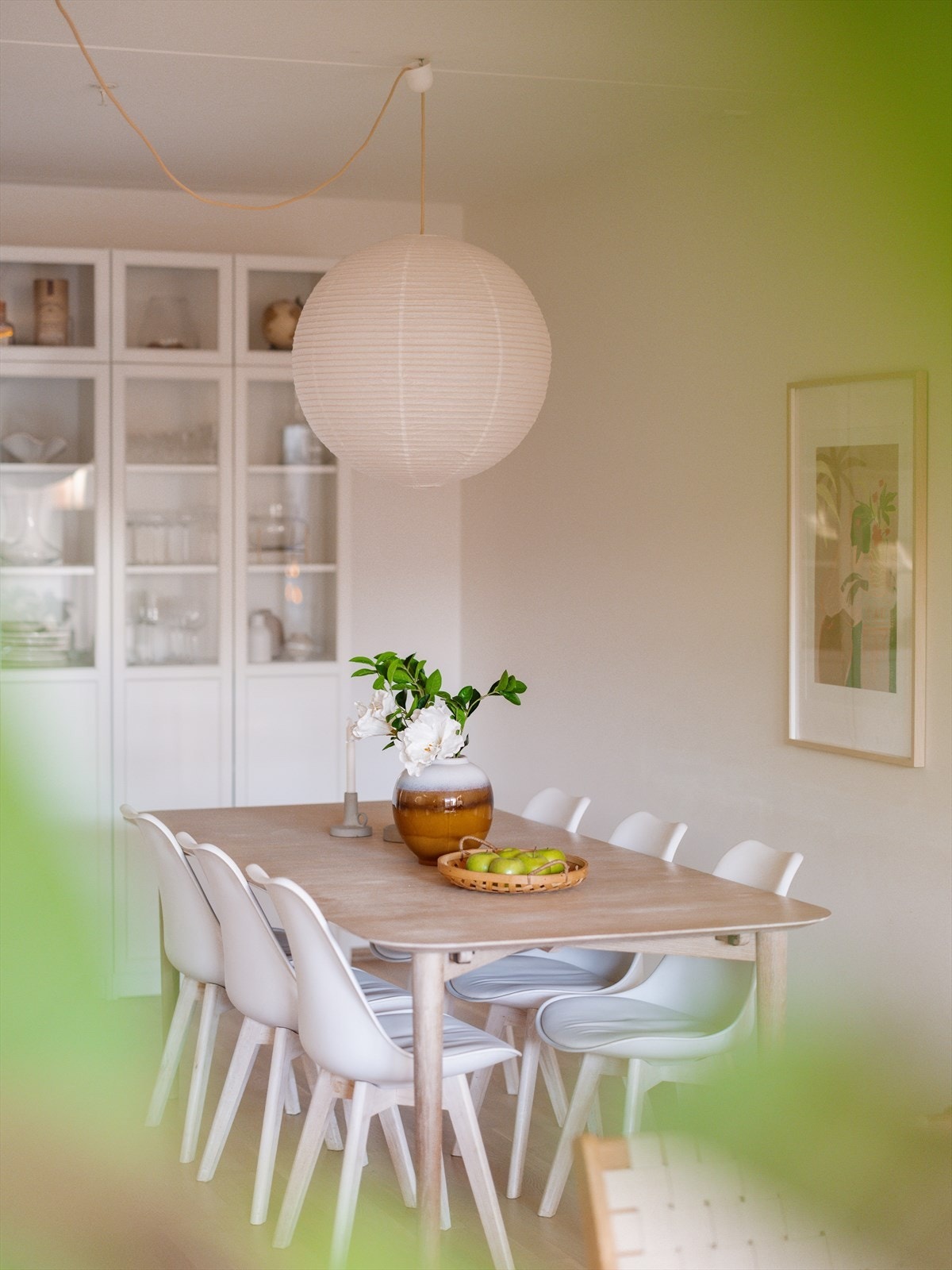 God plass til et langbord for hyggelige sammenkomster med familie og venner. Galleribilde