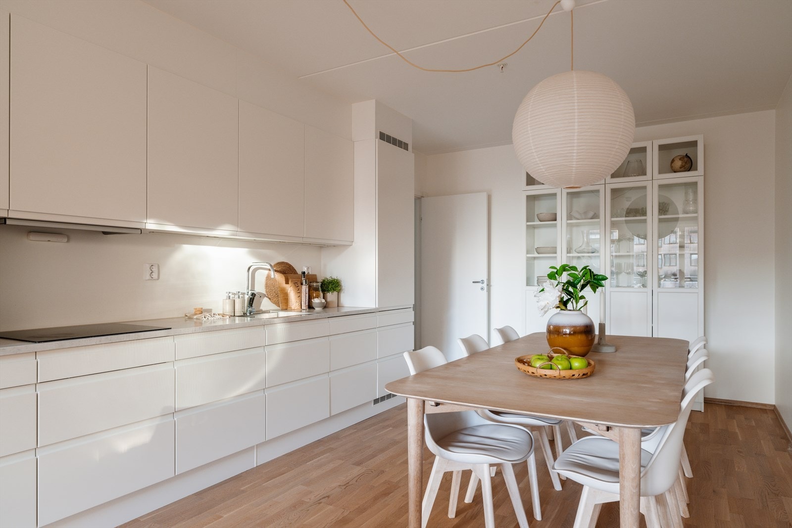 Moderne HTH-kjøkken fra 2022 med glatte, fabrikklakkerte fronter. Galleribilde