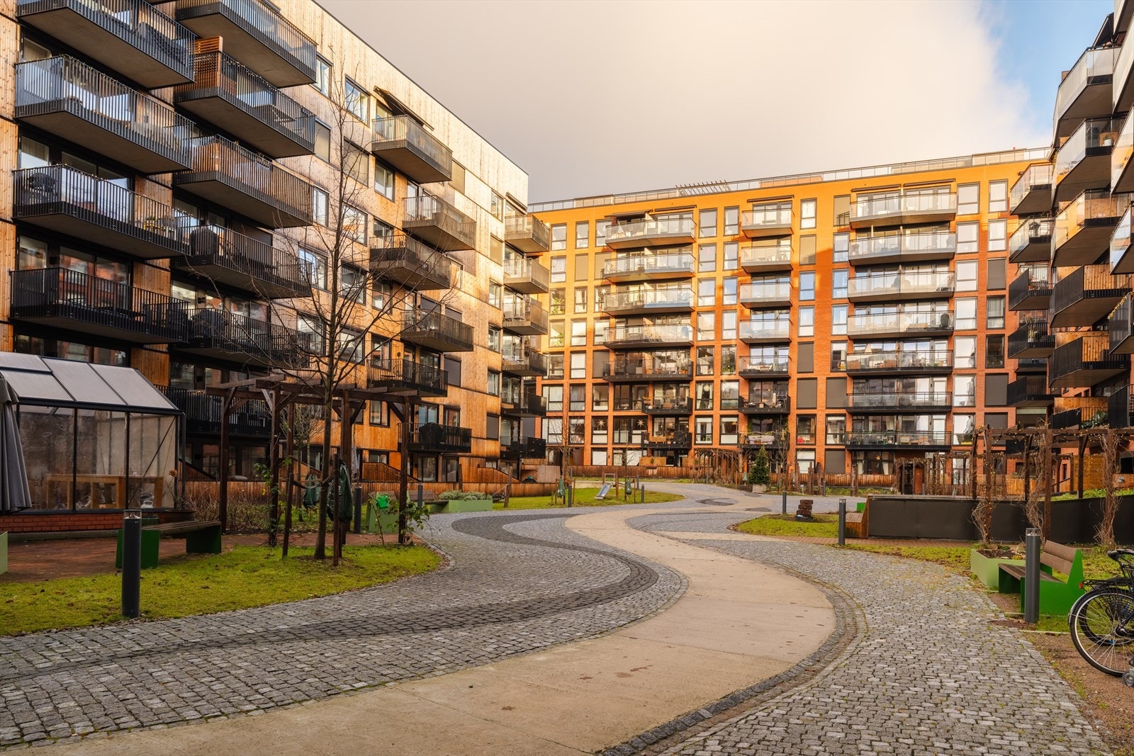 Kløverhumla Borettslag er en del av prosjektet Løren botaniske , ferdigstilt i 2022. Pent opparbeidede fellesarealer med gangstier, beplantning og sittebenker. Galleribilde