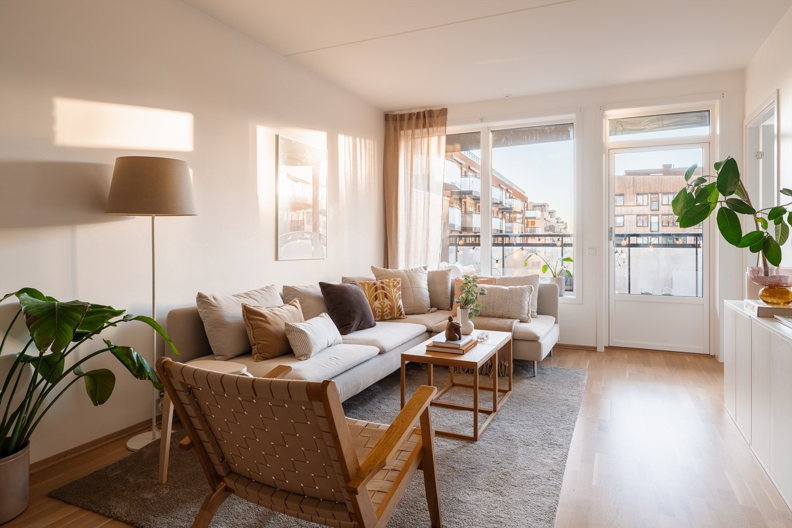 Stuen har store vindusflater som gir rikelig med naturlig lys og en luftig atmosfære. Galleribilde