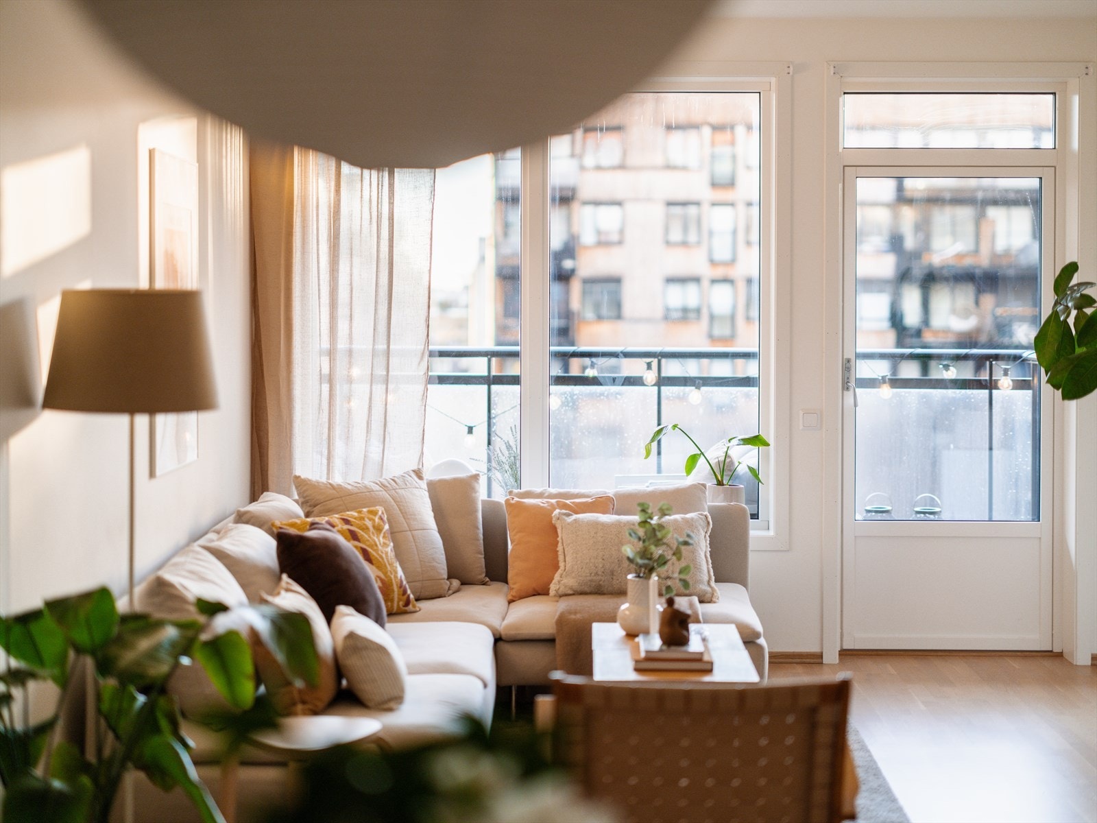 Vannbåren gulvvarme i stue og kjøkken sørger for jevn og behagelig temperatur. Galleribilde