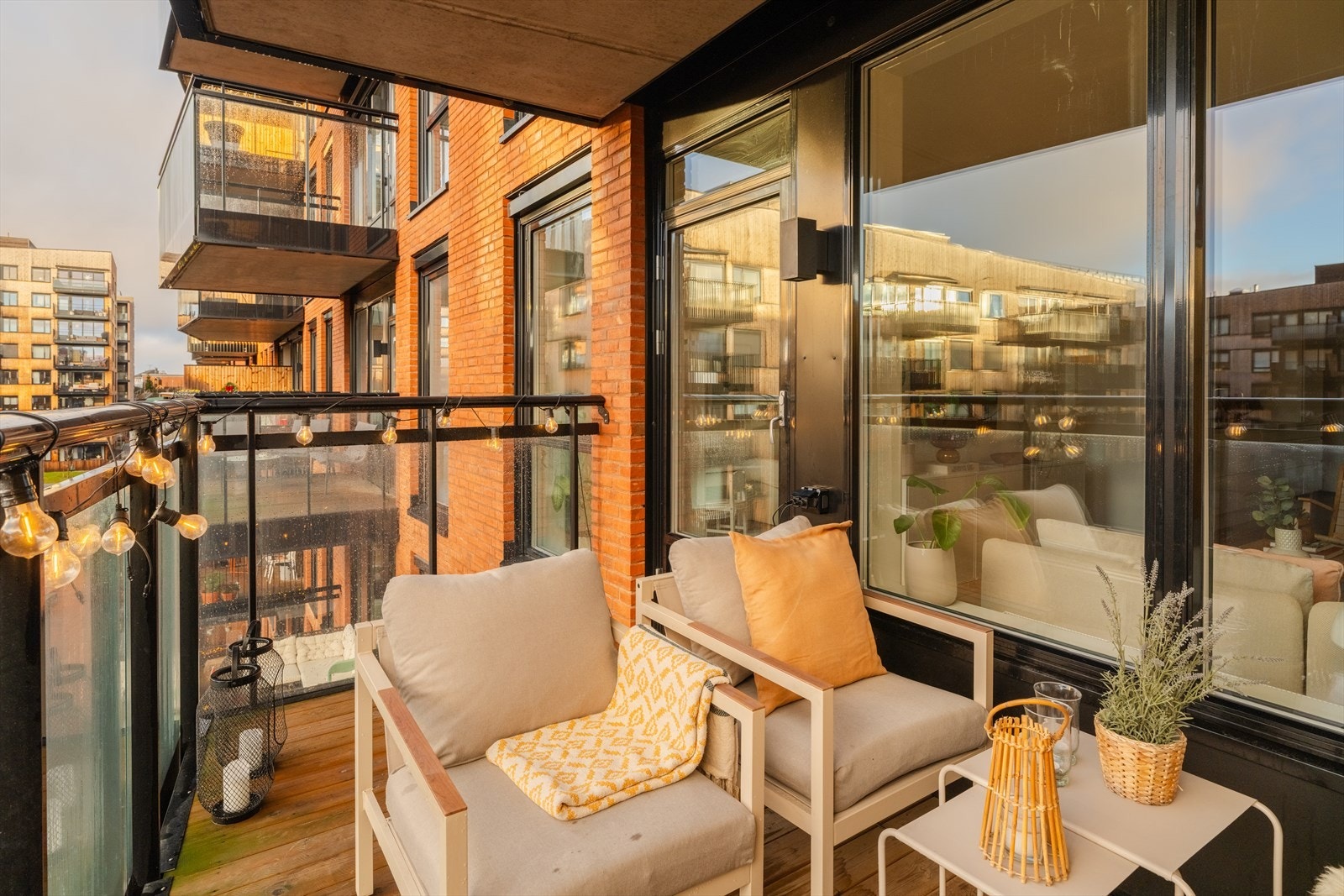 På sommer halvåret fungerer balkongen som en deilig forlengelse av stuen, og det tillatt med el- eller gassgrill. Galleribilde