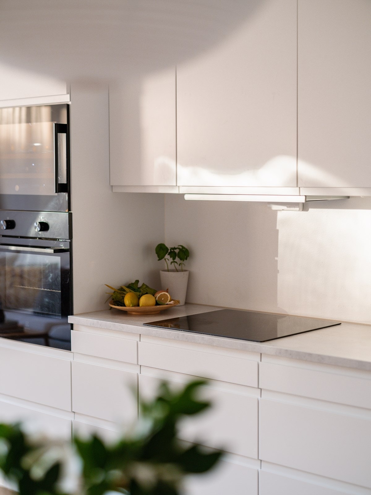 Kjøkkenet er utstyrt med integrert platetopp og stekeovn. Galleribilde