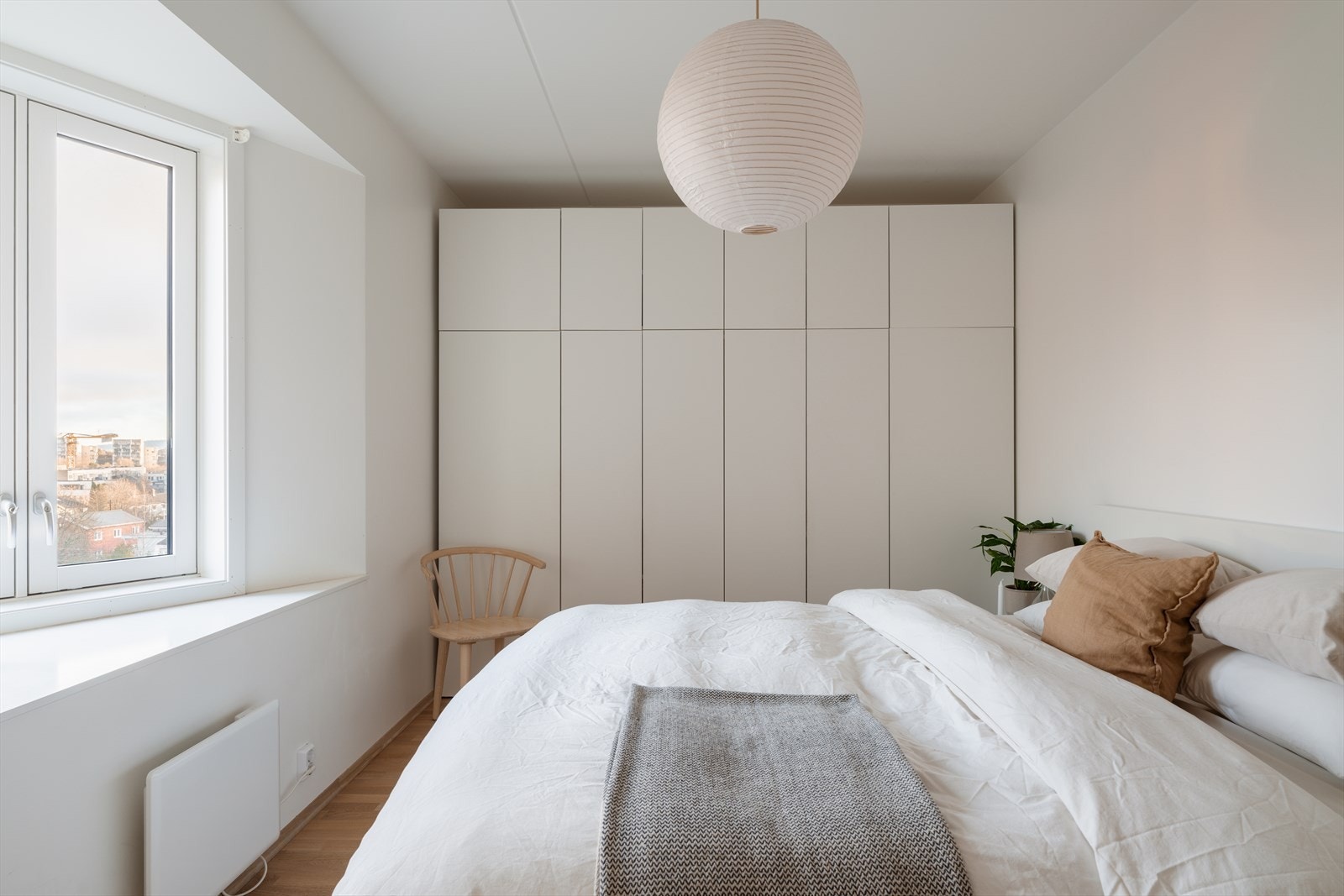 Romslig garderobeskap med god oppbevaringsplass. Galleribilde