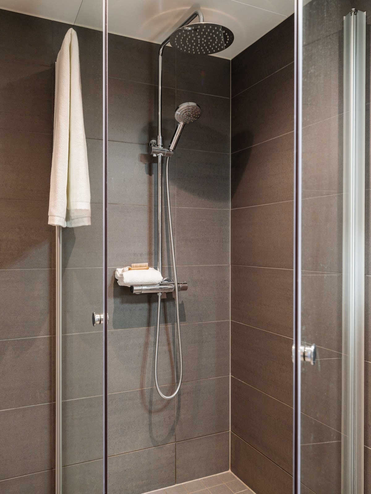 Dusjen er utstyrt med både regnfallsdusj og håndholdt dusj. Galleribilde