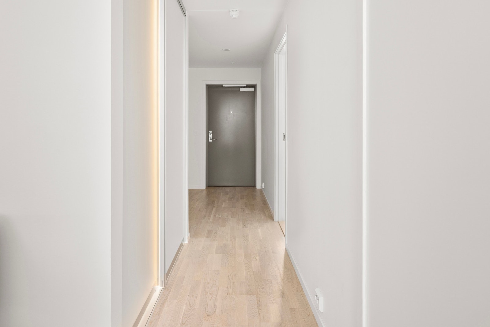 Lys og romslig gang med tilkomst til innvendig bod som i dag benyttes som kontor Galleribilde