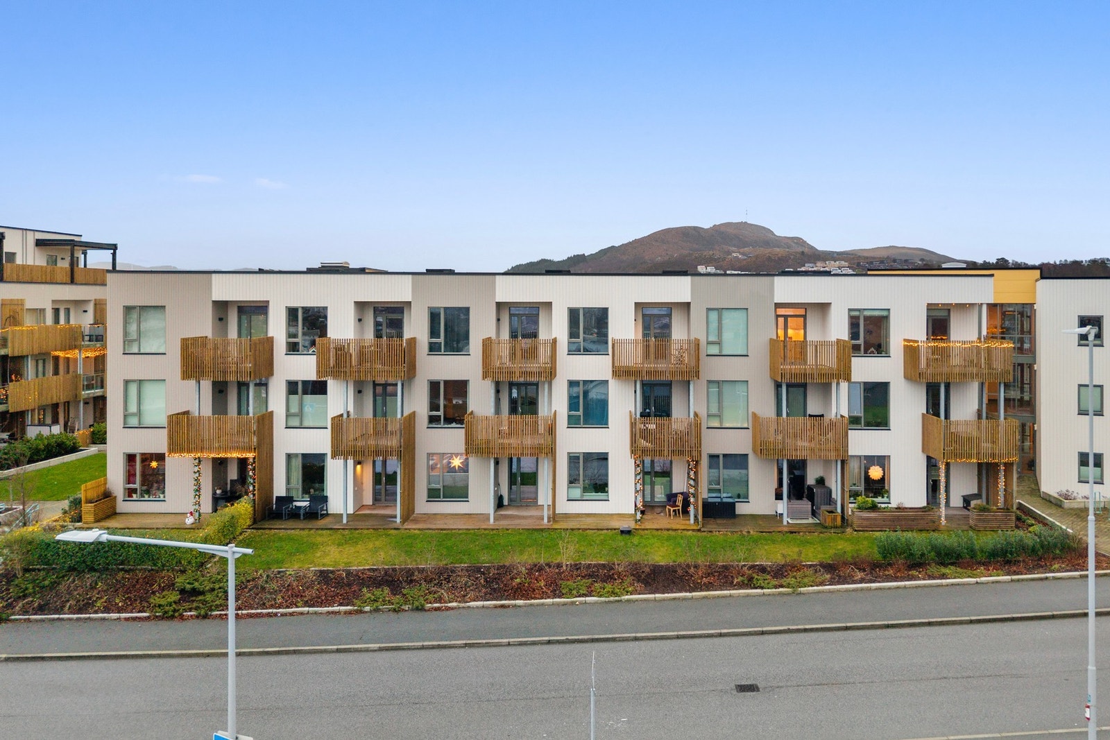 Leiligheten har en fin plassering i bygget og har en større balkong en flere andre tilsvarende leiligheter Galleribilde