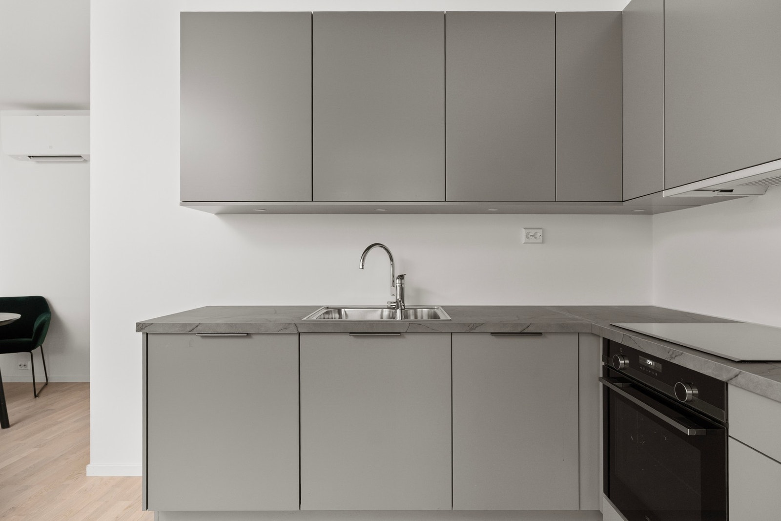 Kjøkkenet ligger i åpen løsning mot stuen Galleribilde