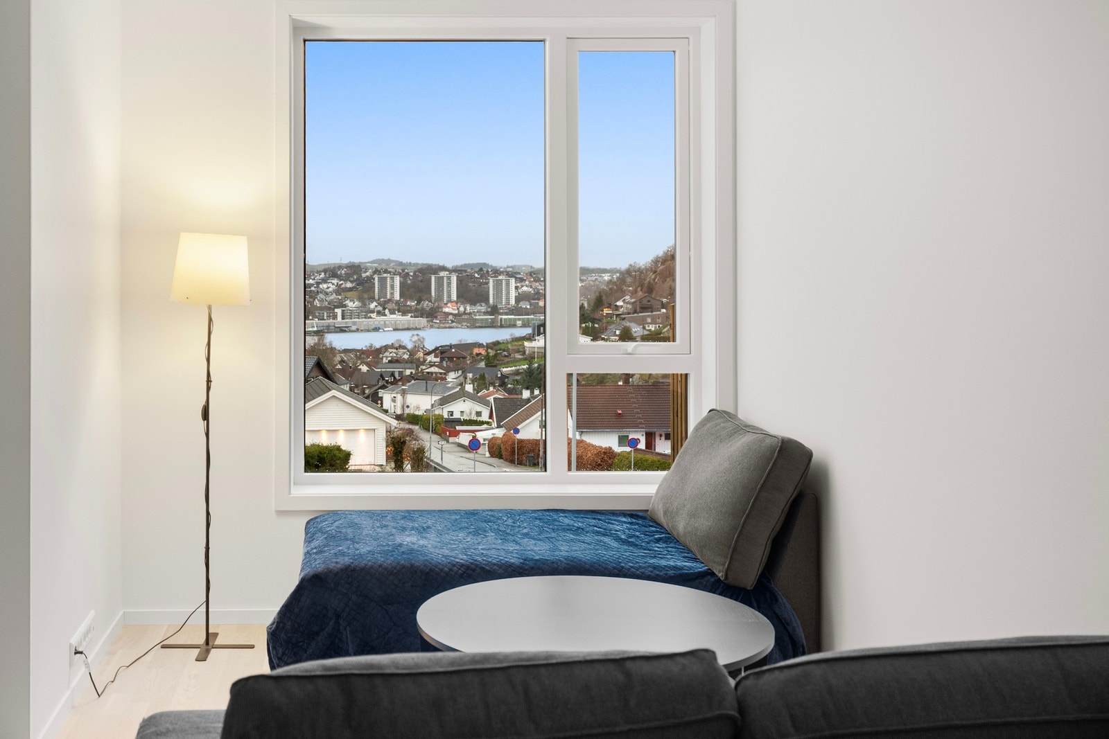 Store vindusflater sikrer rikelig med naturlig lys til rommet Galleribilde