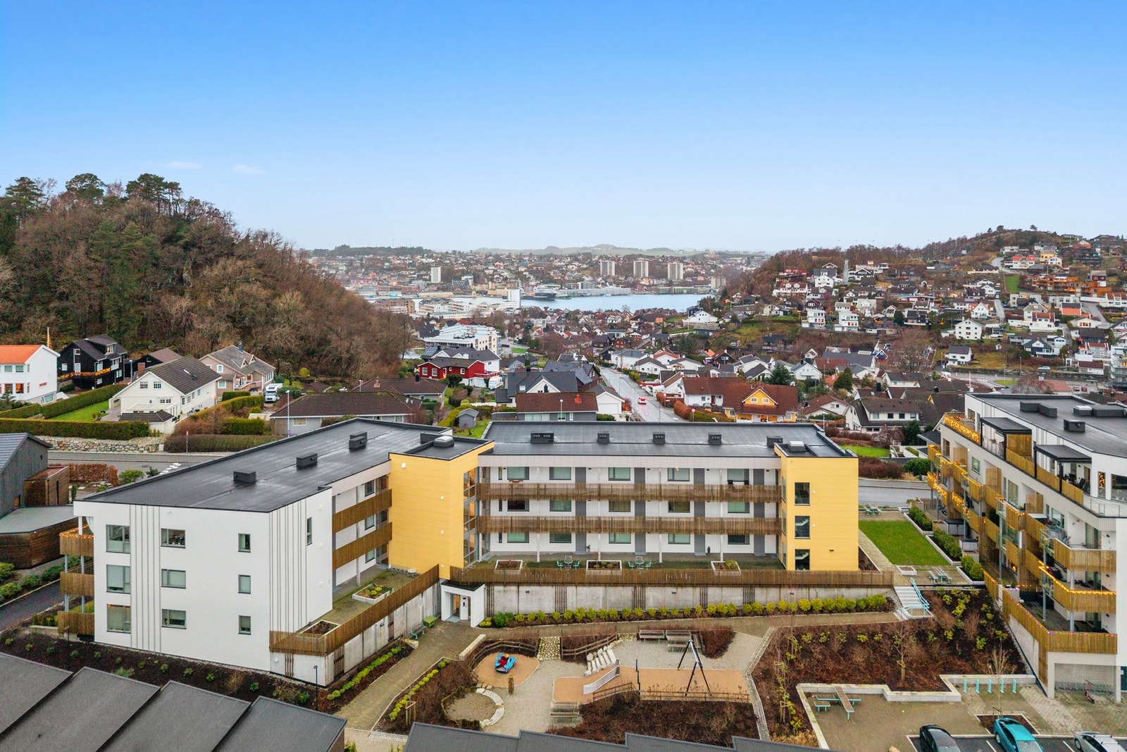 Nærområdet byr på flotte turområder, badeplasser, idrettsanlegg og et rikt aktivitetstilbud Galleribilde