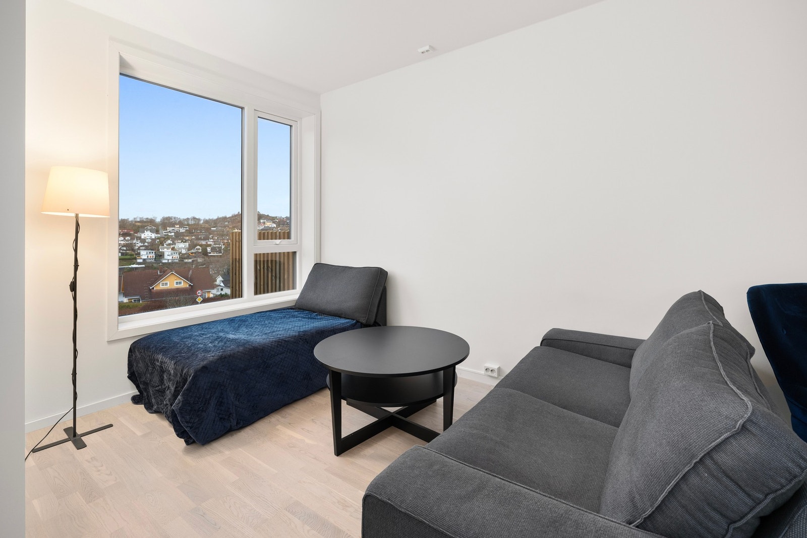 I stuen er det god plass til sofagruppe Galleribilde