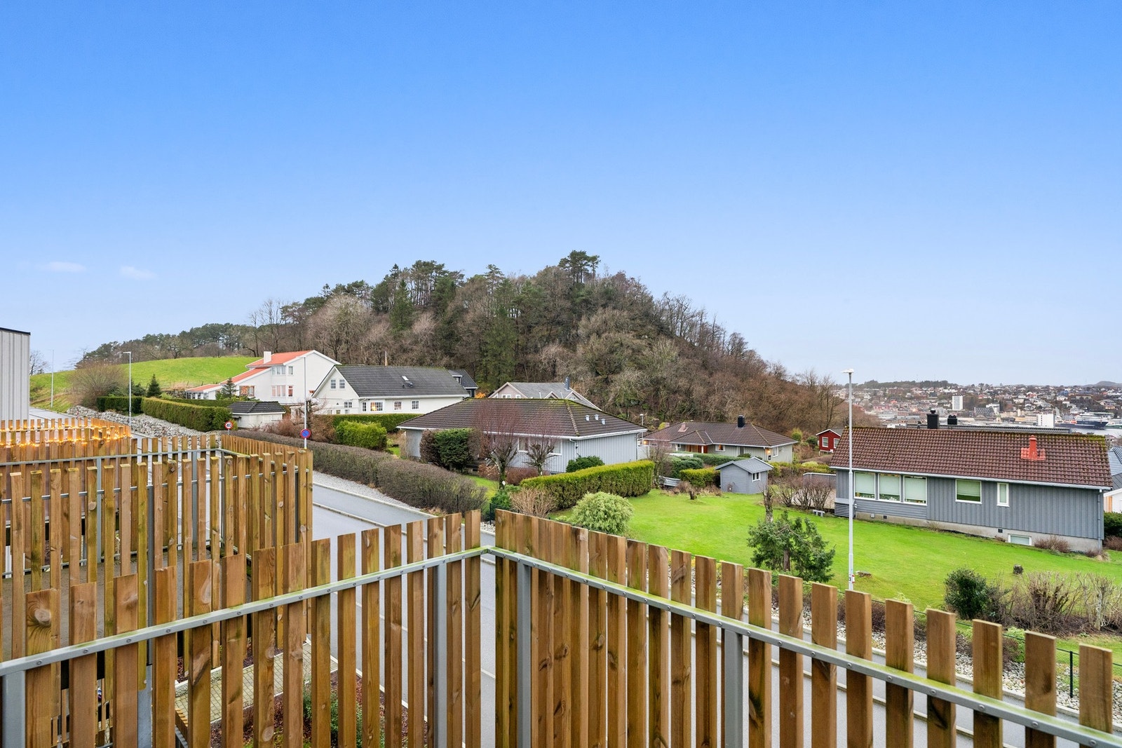 Fra stuen er det utgang til en nordvestvendt balkong med flotte solforhold. Galleribilde