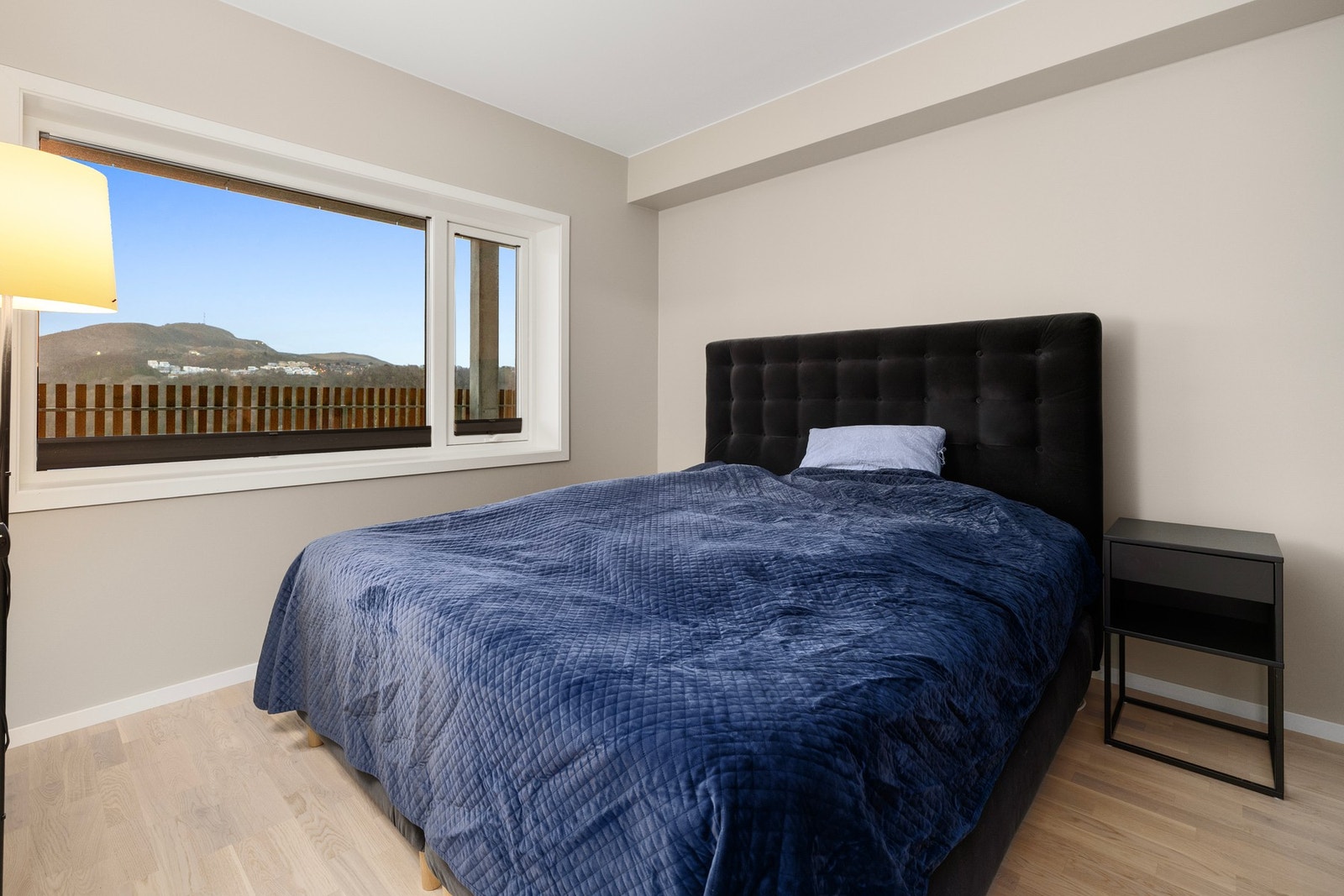 Soverommet er av god størrelse og har lyst parkettgulv og store vinduer med fin utsikt Galleribilde